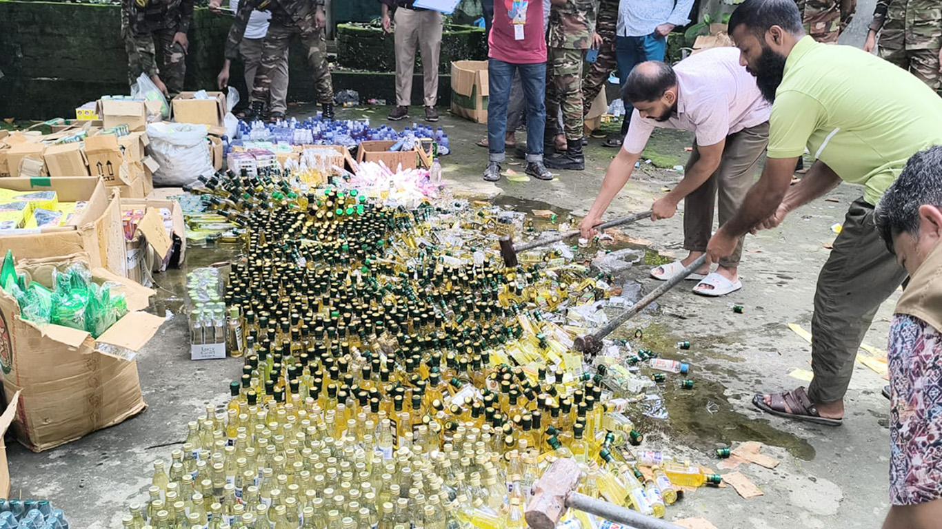 শ্রীনগরে অবৈধ কসমেটিকস কারখানায় অভিযান সেনাবাহিনীর